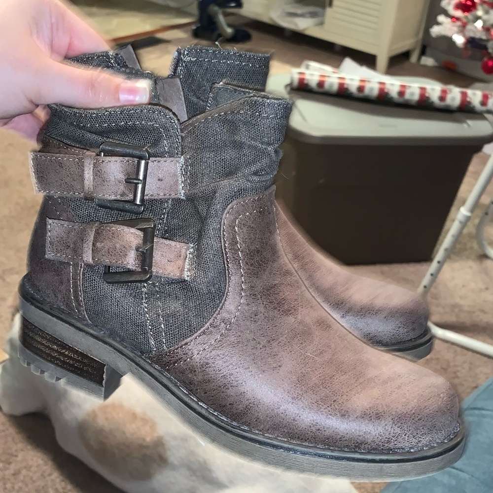 NWT size 6 carlos booties NWT